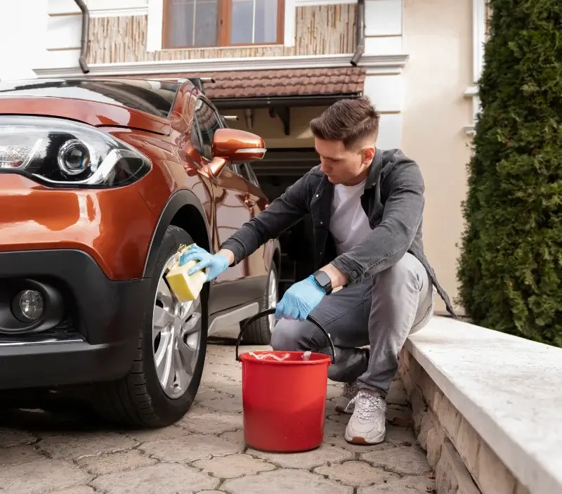 Lavage auto à domicile Saint-Cirq-Souillaguet : professionnel intervenant sur un véhicule